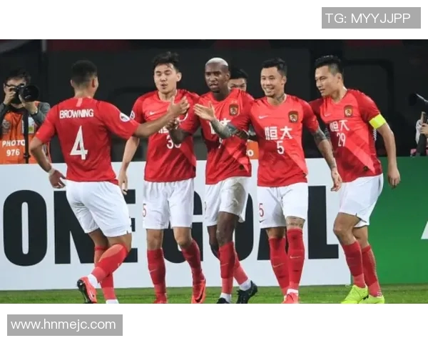 国足球星太太们的幕后故事 揭开她们光鲜亮丽背后的生活与挑战